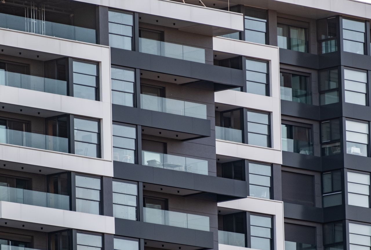 programs-01 Contemporary apartment facade with glass balconies in Bornova, İzmir, Türkiye.